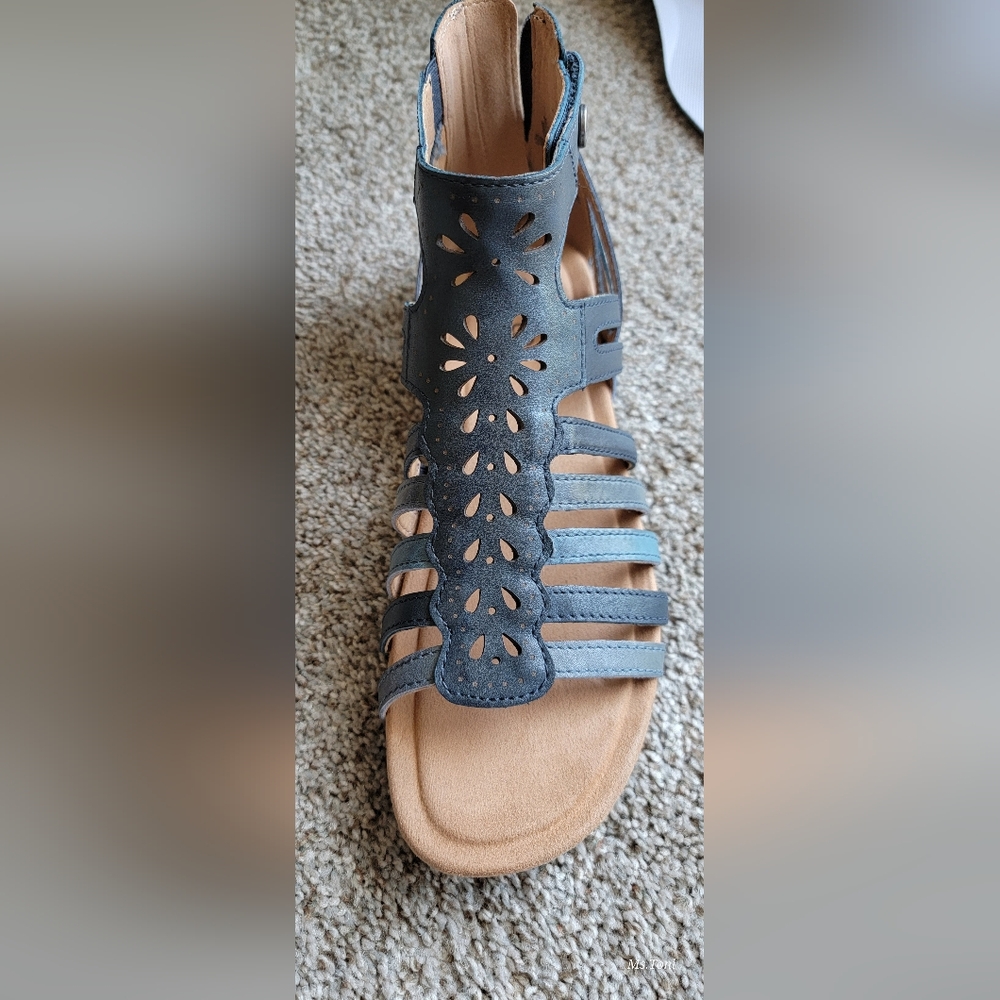Earth ORIGINS SIZE 9.5 Blue Sandals